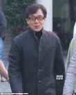 成龙参加活动似有心事 与范冰冰同场全程零交流