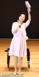 林青霞穿粉洋裝扮嫩 稱“花甲”是女人美麗年華