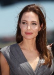 朱莉为新片拍唯美写真 倚围栏轻撩发尽显女人味
