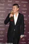 陳建斌獲得最佳男配角 后臺激動亮相親吻獎杯