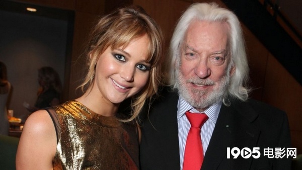 jennifer_lawrence_donald_sutherland_a_l_nEO_IMG.jpg