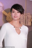 准妈梁咏琪“大腹便便”也爱美 挺孕肚大秀深V