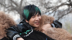 “明星特搜员”大张伟身陷“囧途” 上演人驼大战