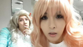 SJ扮女人已上瘾 希澈厉旭自拍妖冶“姐妹照”