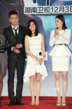 陳妍希穿裙裝亮相發(fā)布會 笑對爭議演出新小龍女