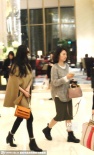 杨幂现身酒店面无表情 见有偷拍紧盯镜头似不满
