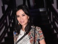 45歲鄧文迪穿短裙化濃妝扮嫩 離婚后混跡富人圈