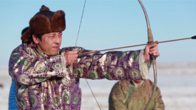 “令狐冲”吕颂贤笑傲蒙古 推粪、射箭献出第一次