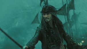 《加勒比海盗3》精彩片段 船杆之上杰克惊险战敌