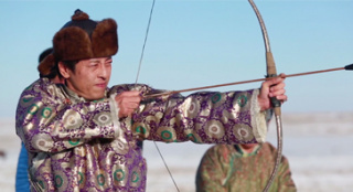 “令狐冲”吕颂贤笑傲蒙古 推粪、射箭献出第一次