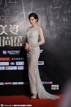 林志玲被Rain摸玉手顯嬌羞 周韋彤俯身秀乳溝