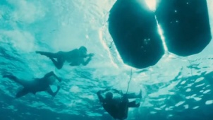 《坚不可摧》精彩片段 天空敌机水底鲨鱼双重威胁