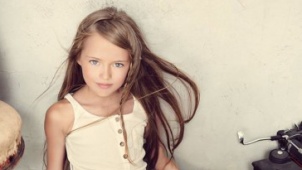 俄国9岁超模穿着被批性暗示 母亲怒回网友恋童癖