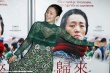鞏俐亮相《歸來》巴黎首映 穿透視裙對鏡送飛吻