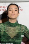 鞏俐亮相《歸來》巴黎首映 穿透視裙對鏡送飛吻