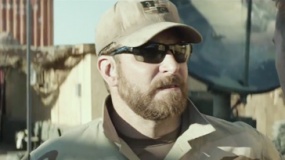 《美國狙擊手》中文片段 聚集地庫珀與戰(zhàn)友爭論