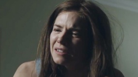 《美國狙擊手》中文片段 西耶娜飾妻子傷心淚崩