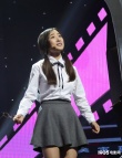 “灰姑娘”羅休休登臺(tái) 學(xué)生裝、八字胡搞笑十足