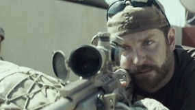 《美國狙擊手》中文預告 神槍手庫珀深陷戰(zhàn)爭陰影