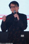 成龍談房祖名強(qiáng)顏歡笑：我和你們知道的一樣多