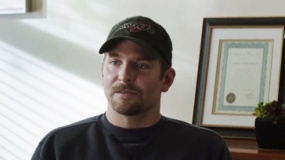 《美國狙擊手》中文片段 神狙手心結(jié)難解求助醫(yī)生