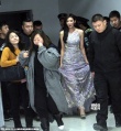 林志玲透视长裙美似仙女 自提裙摆保镖贴身护驾