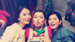 S.H.E人妻圣诞聚会玩袭胸 手拿酒杯表情陶醉