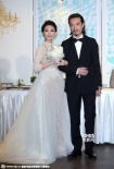 戴佩妮出嫁披白紗美如公主 與老公熱吻幸福滿溢