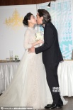 戴佩妮出嫁披白紗美如公主 與老公熱吻幸福滿溢