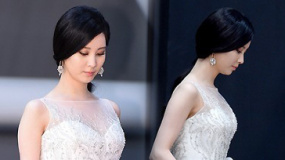 烂裙毁女神红毯超尴尬 少时徐玄边走边掉白色物体