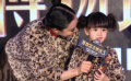 钟丽缇性感亮相《博物馆3》 爱女丸子头俏皮可爱