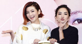 Selina金轎女王般亮相簽唱會 好姊妹Ella助陣獻唱