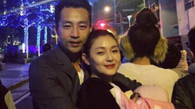 汪小菲街头熊抱晒幸福 大S爱称老公“贼炮”