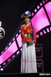 拉措着民族特色服饰登台 与曾志伟搭戏笑点连连