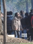 杨幂《何以》片场爱玩手机 黄晓明变身霸气总裁