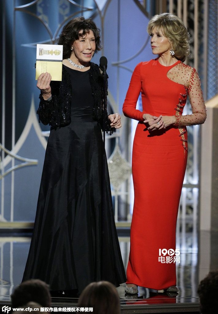 简·方达一袭红裙颁奖 同莉莉·汤普琳携手上台