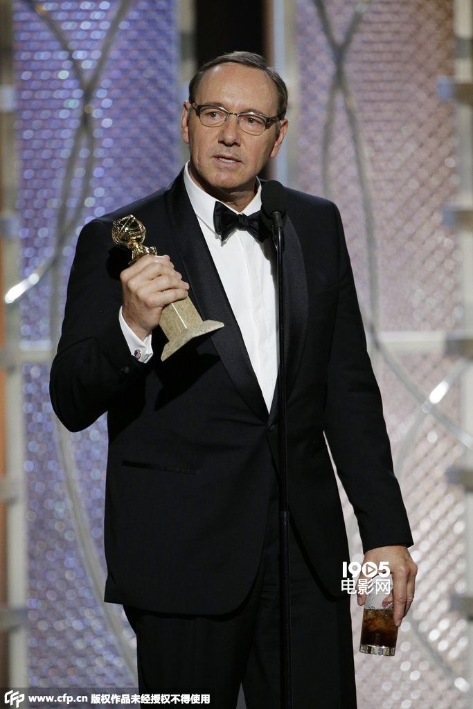 凯文·史派西获电视最佳男主角 上台发言情绪激动