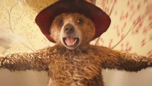 《帕丁顿熊》精彩片段 可爱小熊屋内浴缸冲浪