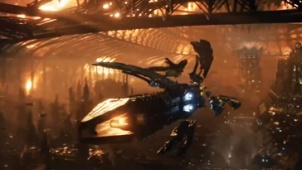 《木星上行》精彩片段 巨大飞船驶进外星精炼厂