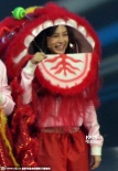 Angelababy当众换衣服 扮成小狮子卖萌太可爱