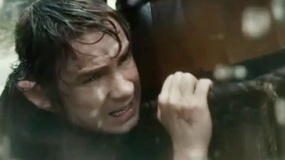 《霍比特人2》激战片段 矮人湍急河流逃离精灵国