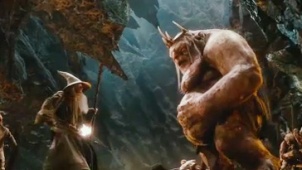 《霍比特人》激战片段 甘道夫携矮人逃离兽人魔掌