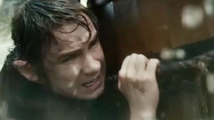 《霍比特人2》激战片段 矮人湍急河流逃离精灵国