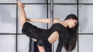 中国钢管舞大赛启动 美女倒挂劈腿大秀性感绝技