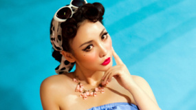 柳巖拍美式復(fù)古摩登寫真 性感紅唇爆乳秀美腿