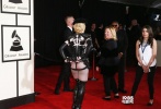 第57届格莱美颁奖礼于美国当地时间2月8日，北京时间2月9日在洛杉矶举行。今年的红毯秀星光熠熠，众多明星美艳登场。不同于以往的是今年红毯流行献吻“调情”，金·卡戴珊、Lady Gaga豪放吻男伴，新崛起的小鲜肉爱莉安娜·格兰德与男伴“调情”相拥，尼克·基德曼大有先见之明，为防止老公突然“袭击”，将手放在老公嘴巴“禁止”献吻。这一众“秀恩爱”行为真是逼死单身狗呀。