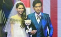 周杰伦台北婚宴现场 昆凌再披婚纱抱爱犬走红毯