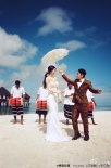 王祖蓝李亚男海滩婚纱照曝光 碧海蓝天忘情拥吻