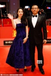 姜文携爱妻现身《一步之遥》首映 周韵艳惊四座