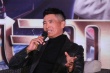 《澳门风云2》成都发布会 周润发玩“自拍”